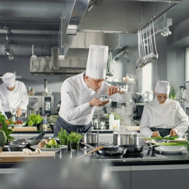 In der Restaurantküche wird gekocht