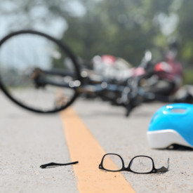 Nach einem Radunfall liegen Fahrer und Rad auf der Strasse