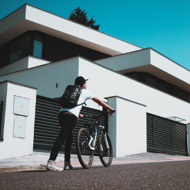 Verkehr mit einem Radfahrer vor einem Haus