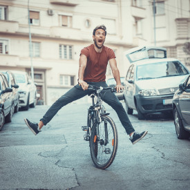 Mann auf einem Fahrrad kurz vor einem Unfall