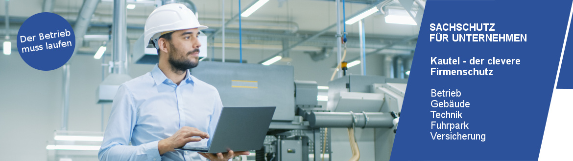 Ein Ingenieur prüft mit dem Laptop die Produktionsmaschinen